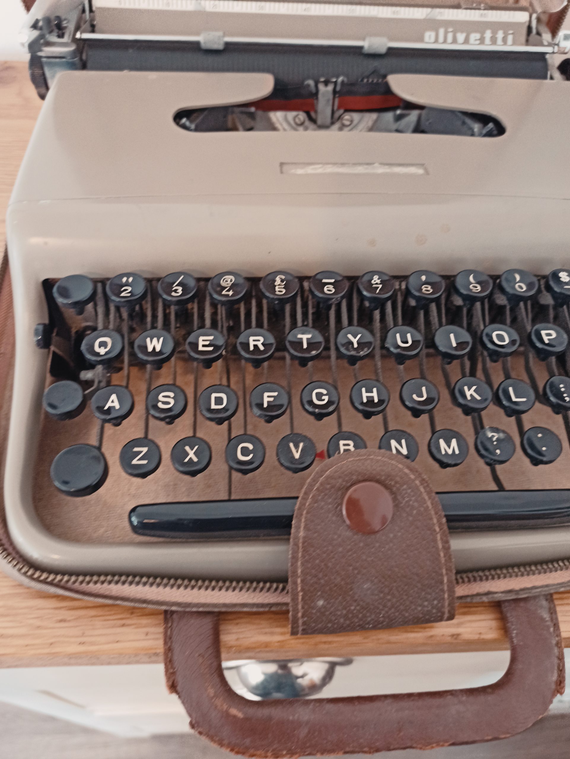 Olivetti Lettera 22 Portable Typewriter - Image 4