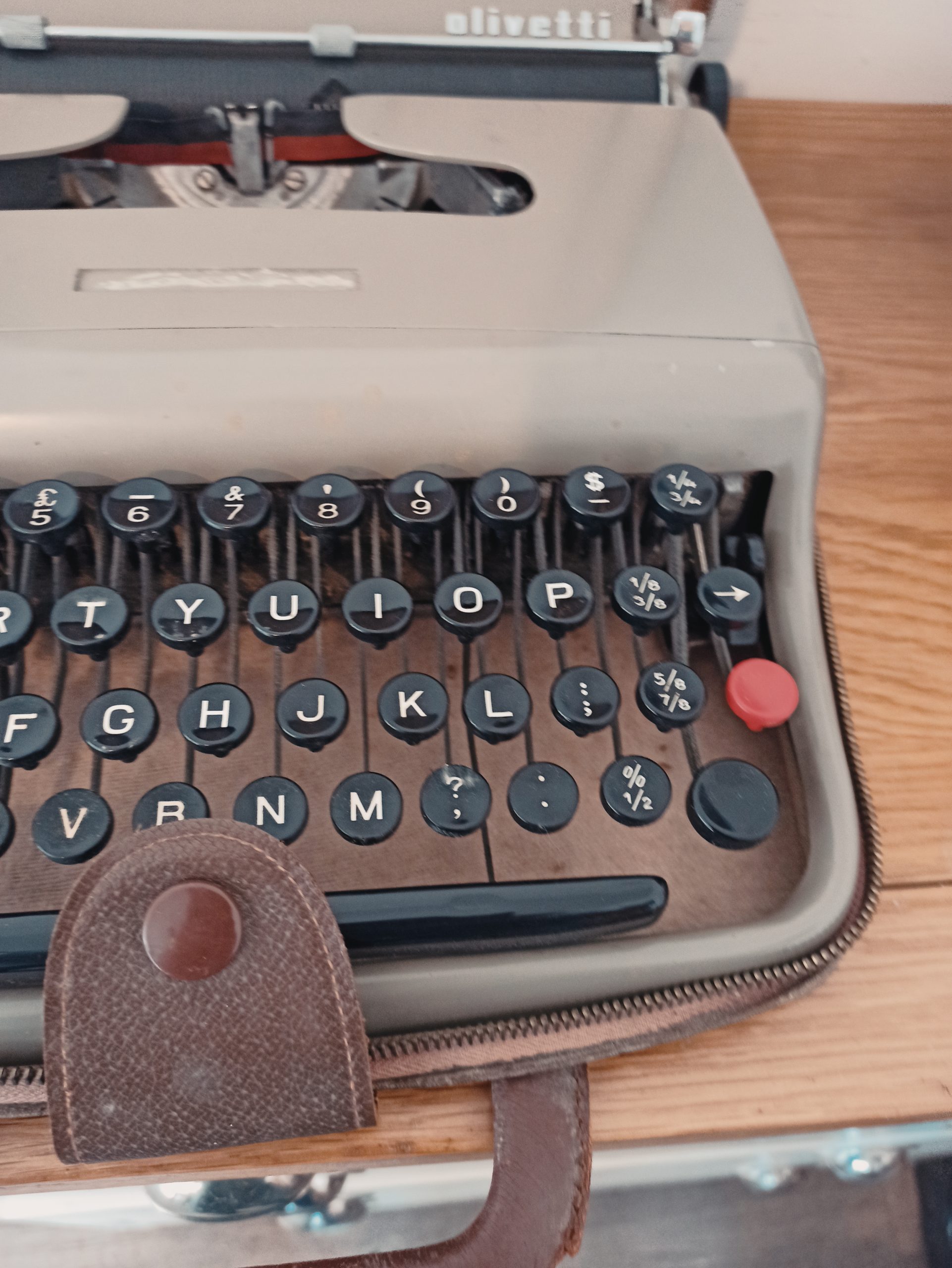 Olivetti Lettera 22 Portable Typewriter - Image 5