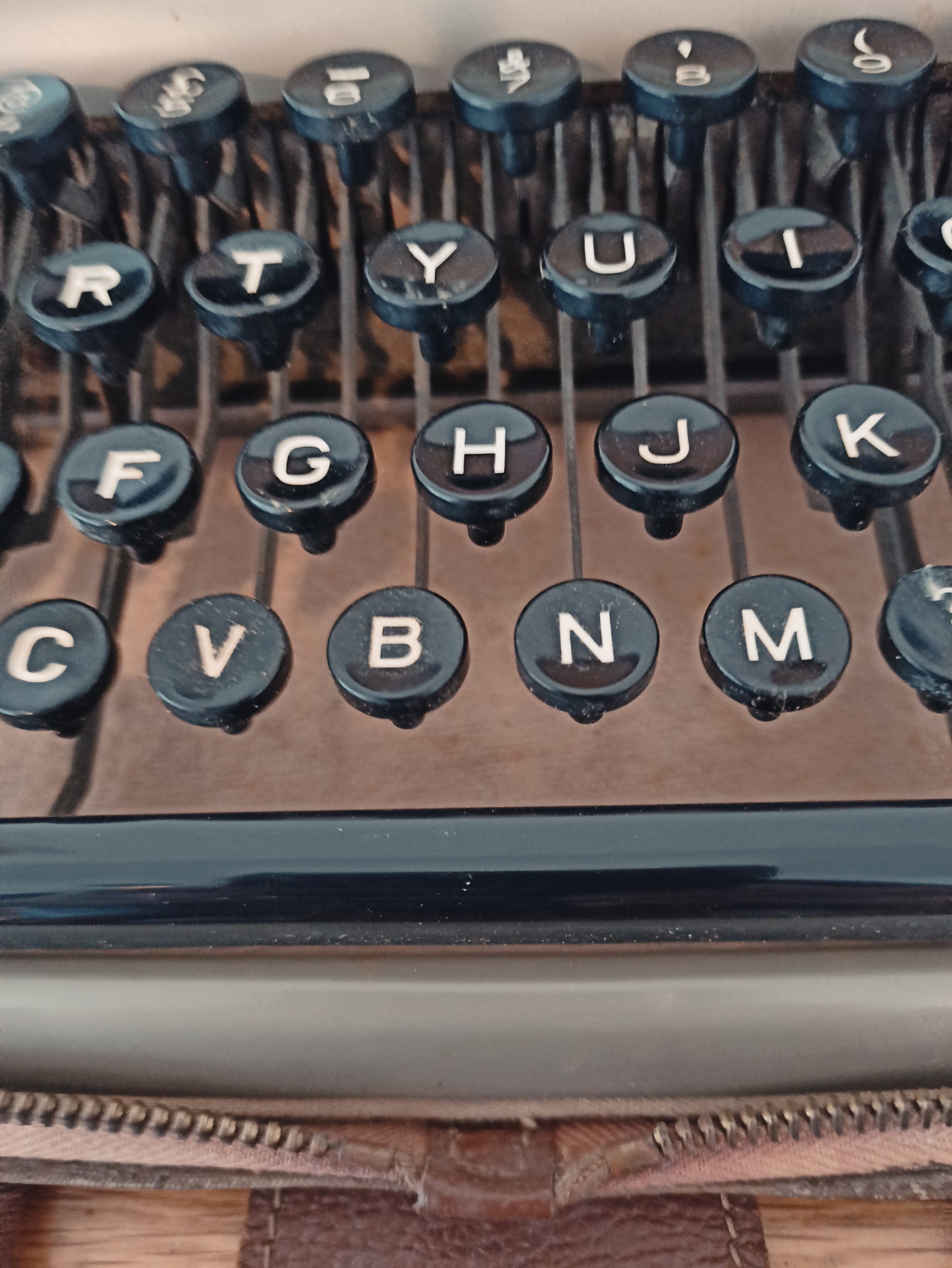 Olivetti Lettera 22 Portable Typewriter - Image 6