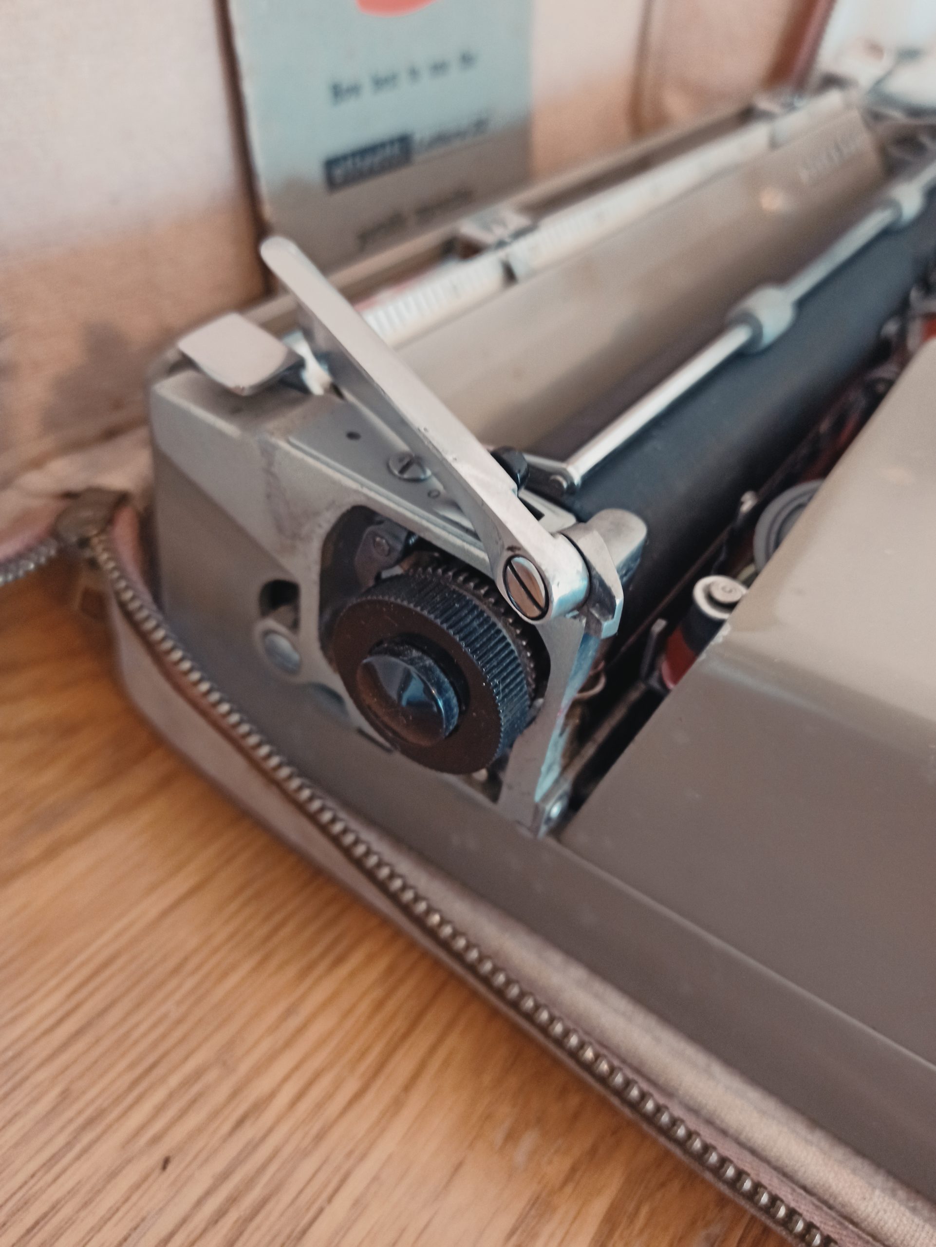 Olivetti Lettera 22 Portable Typewriter - Image 7