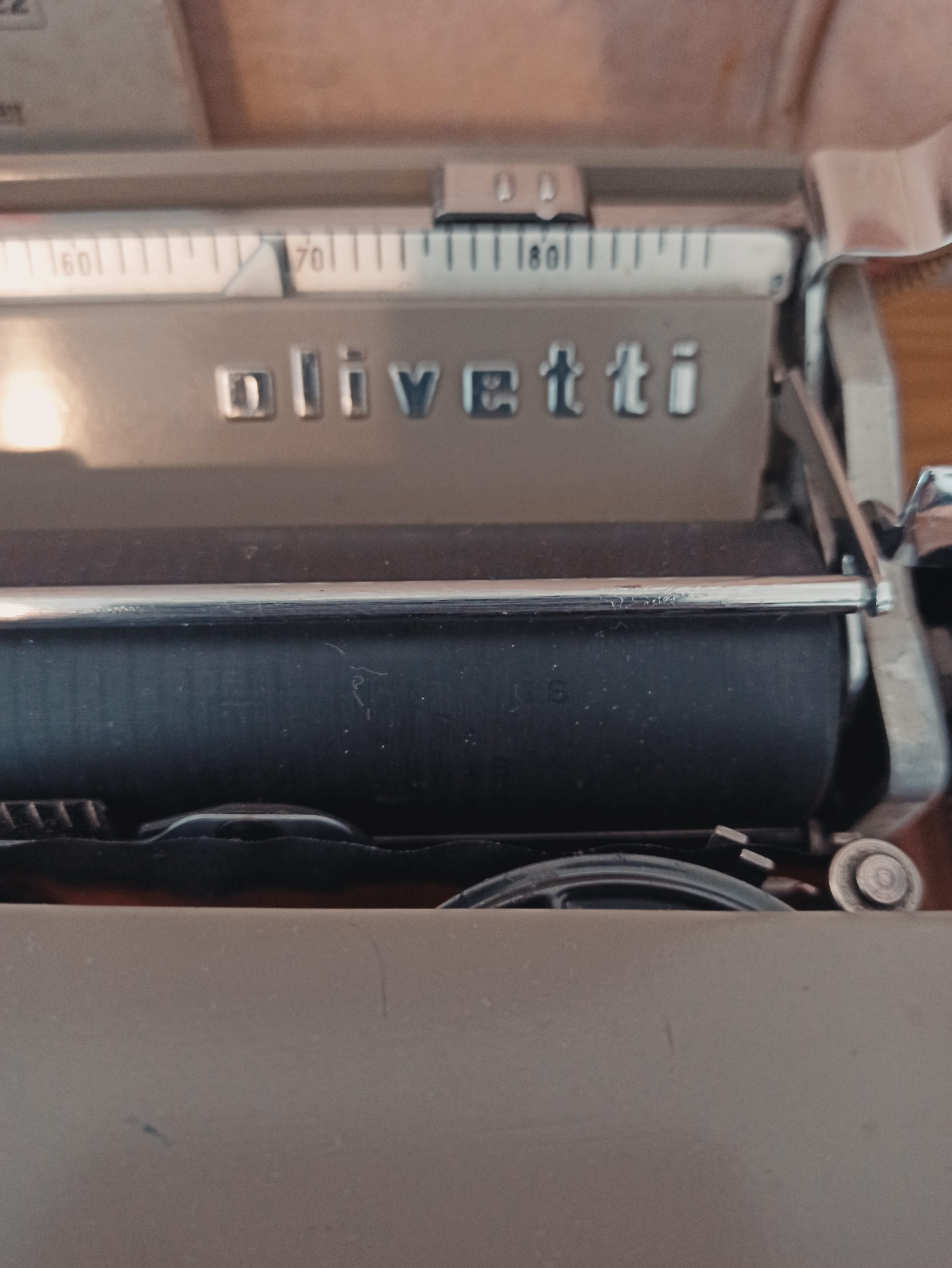 Olivetti Lettera 22 Portable Typewriter - Image 9