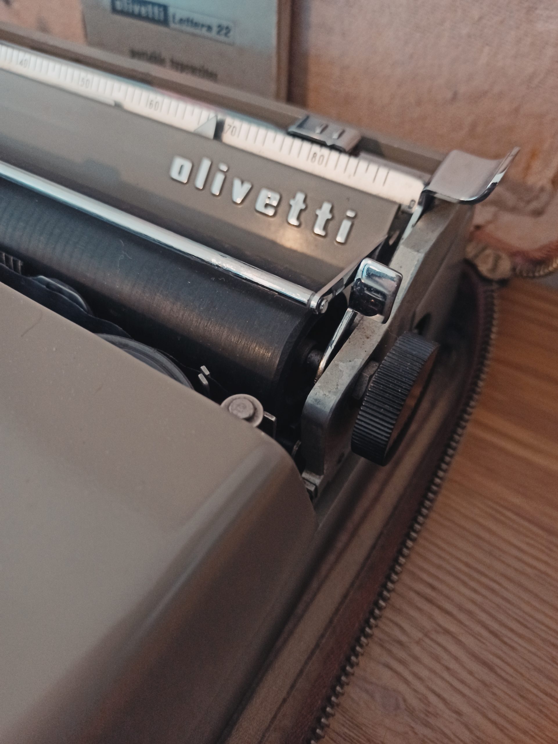 Olivetti Lettera 22 Portable Typewriter - Image 10