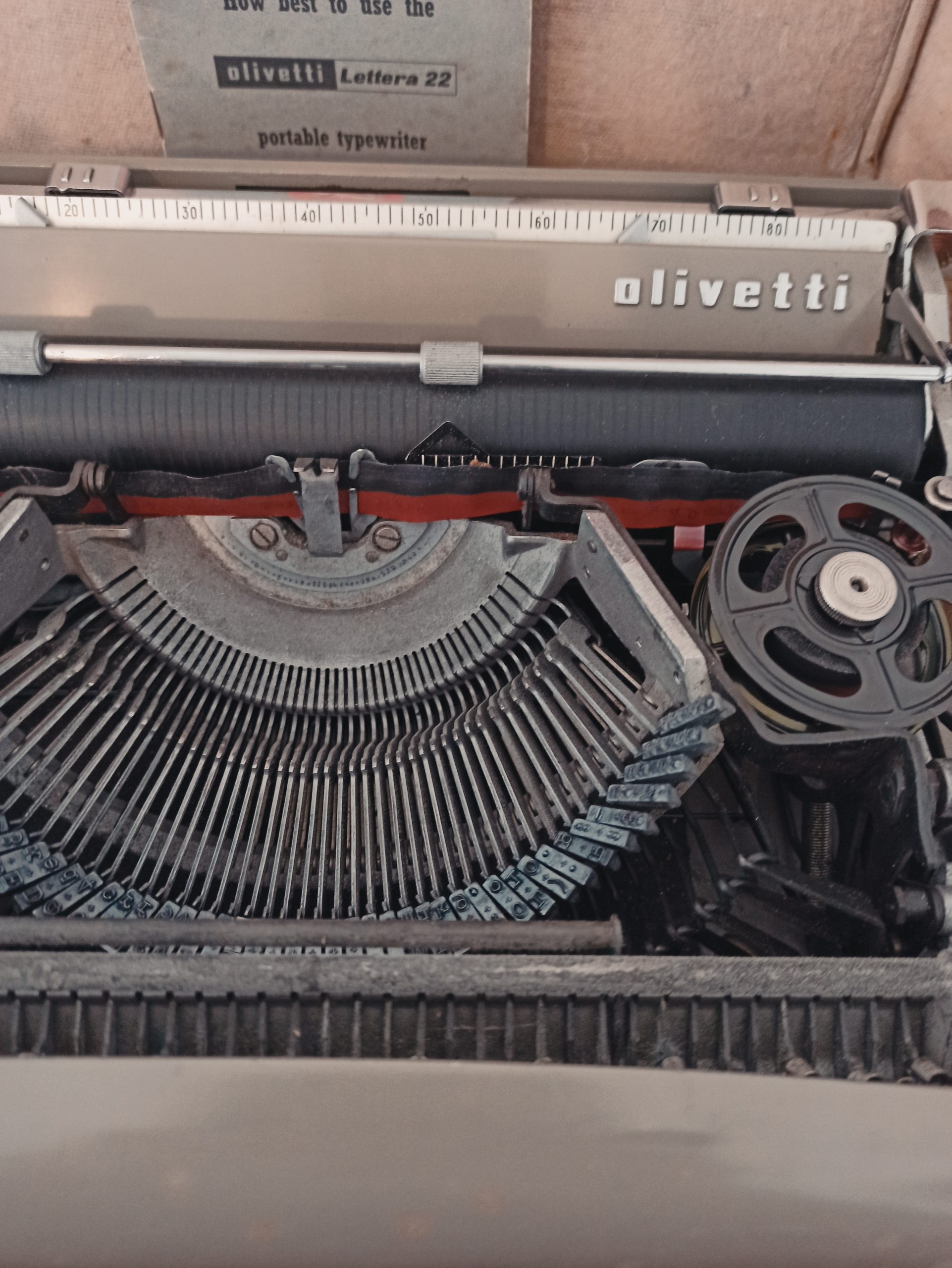 Olivetti Lettera 22 Portable Typewriter - Image 11