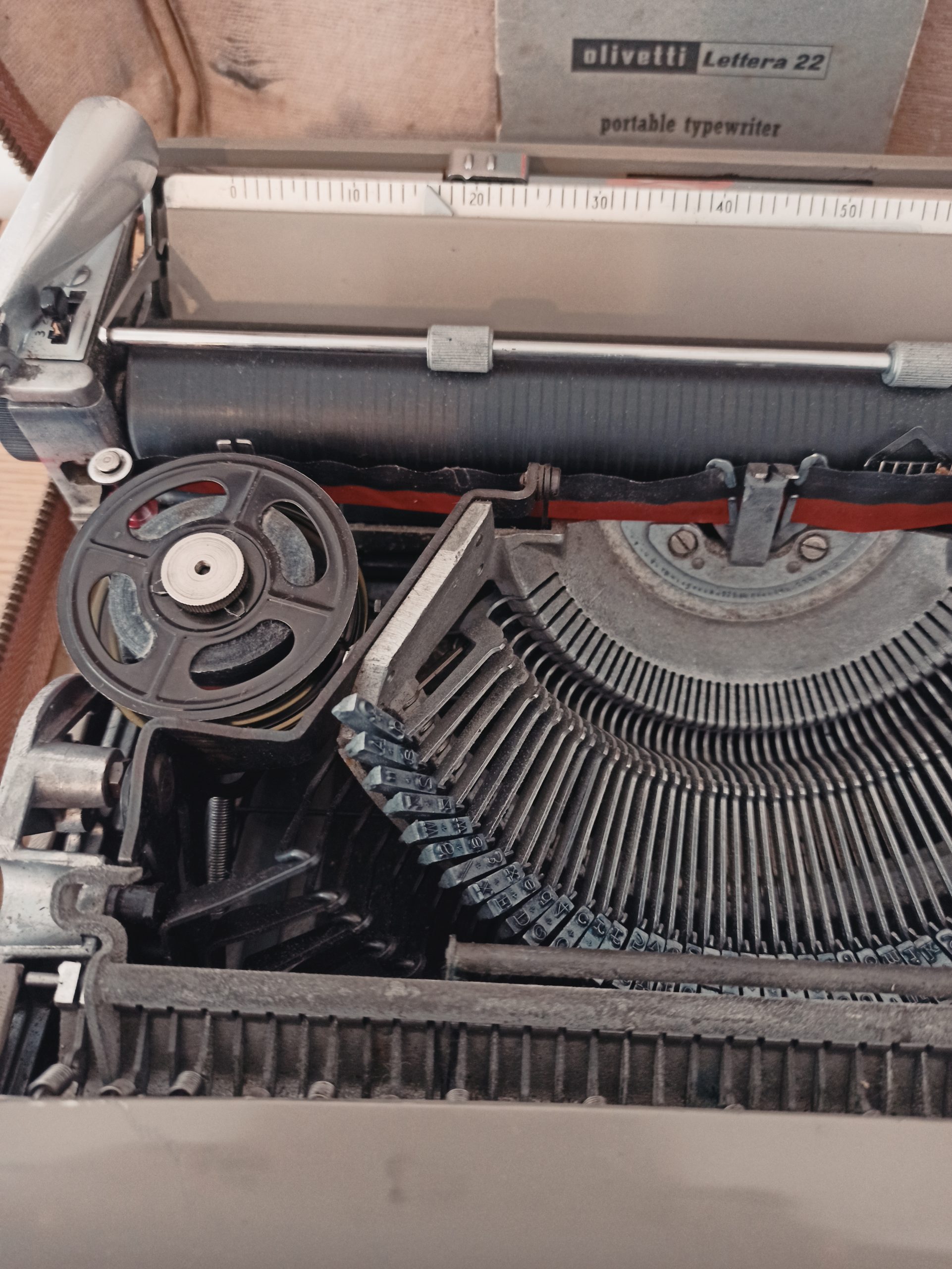 Olivetti Lettera 22 Portable Typewriter - Image 12