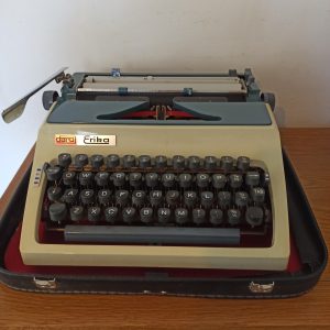 Daro Erika Typewriter