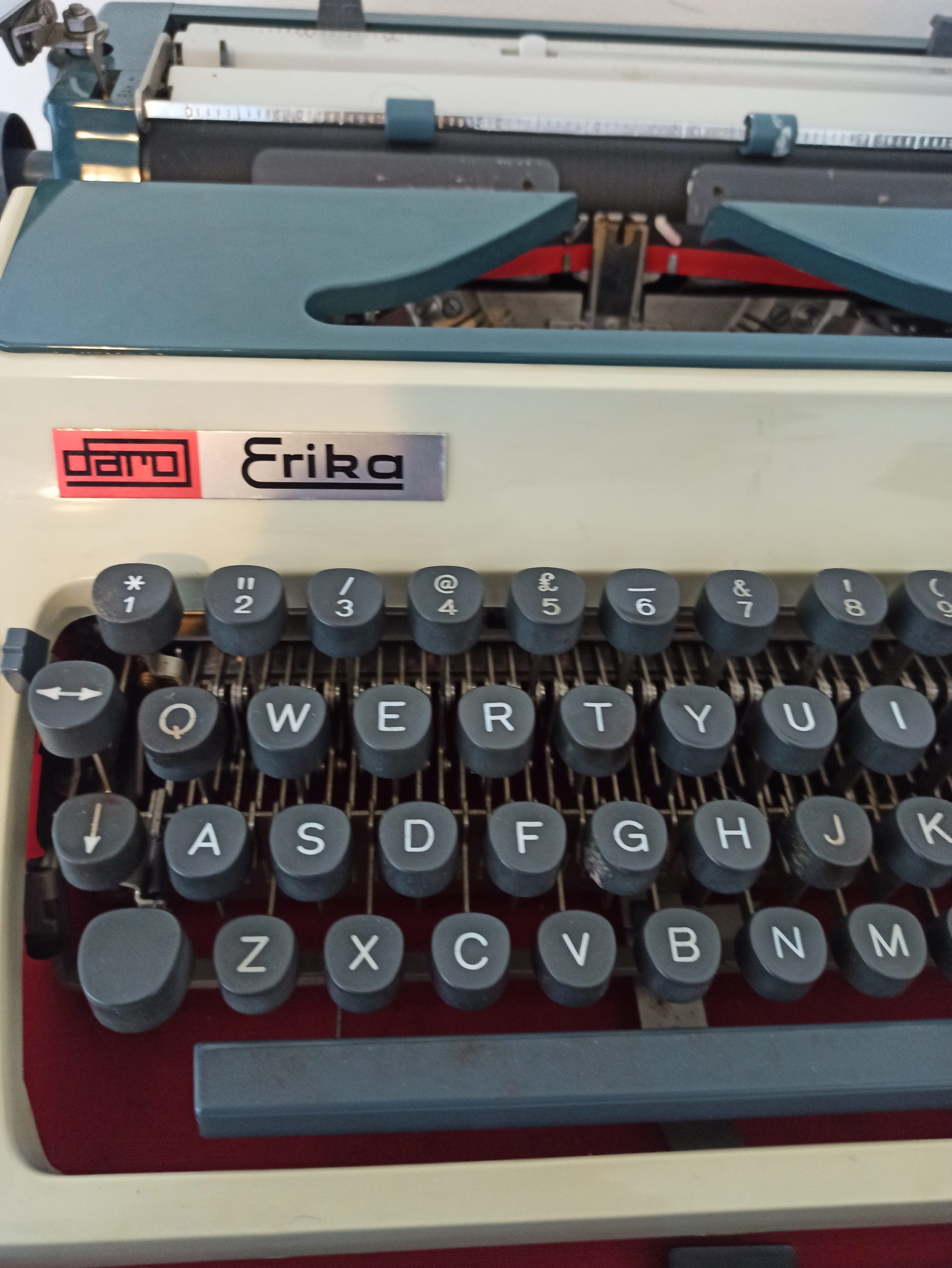 Vintage Daro Erika Typewriter - Image 16