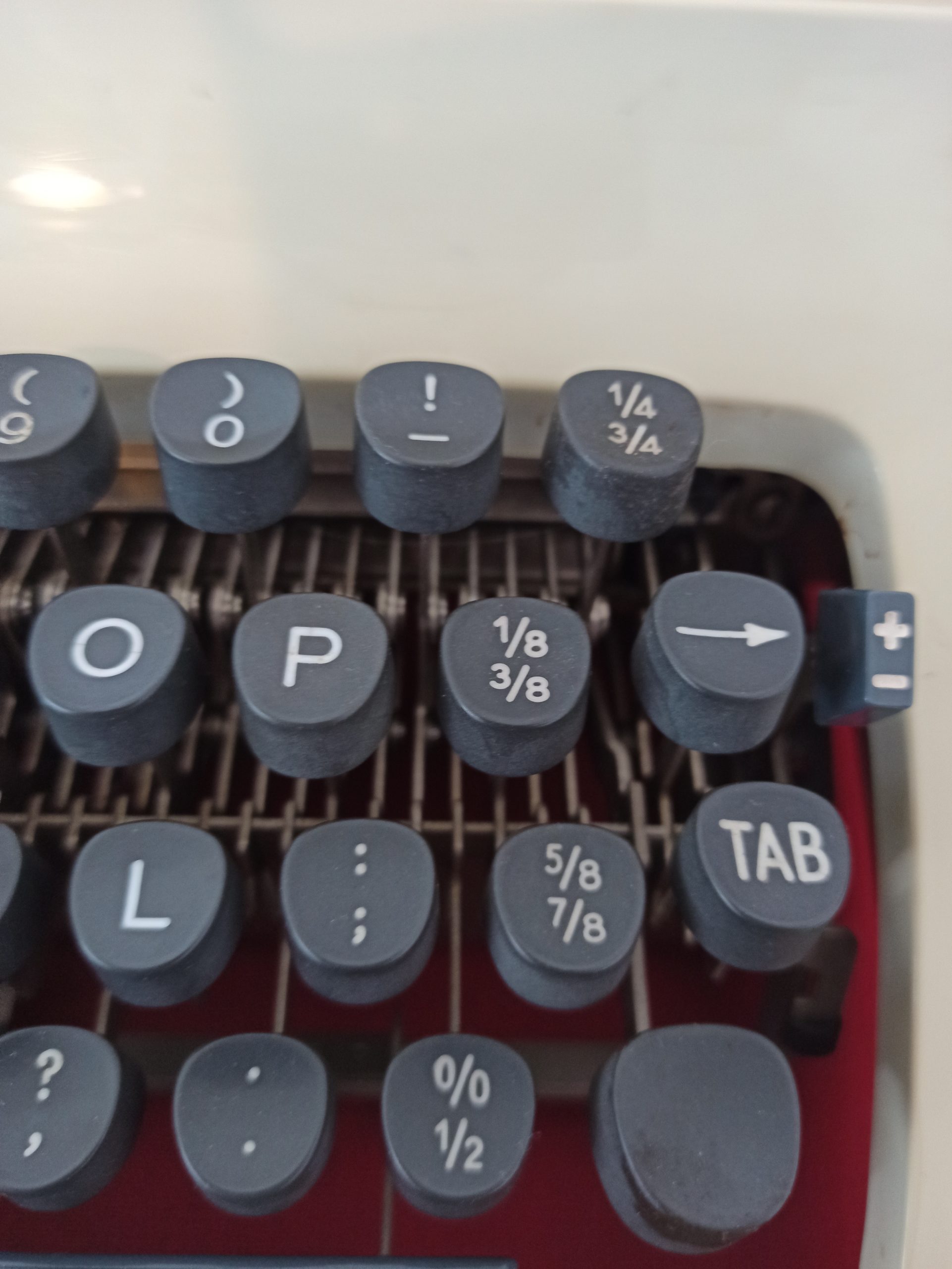 Vintage Daro Erika Typewriter - Image 14