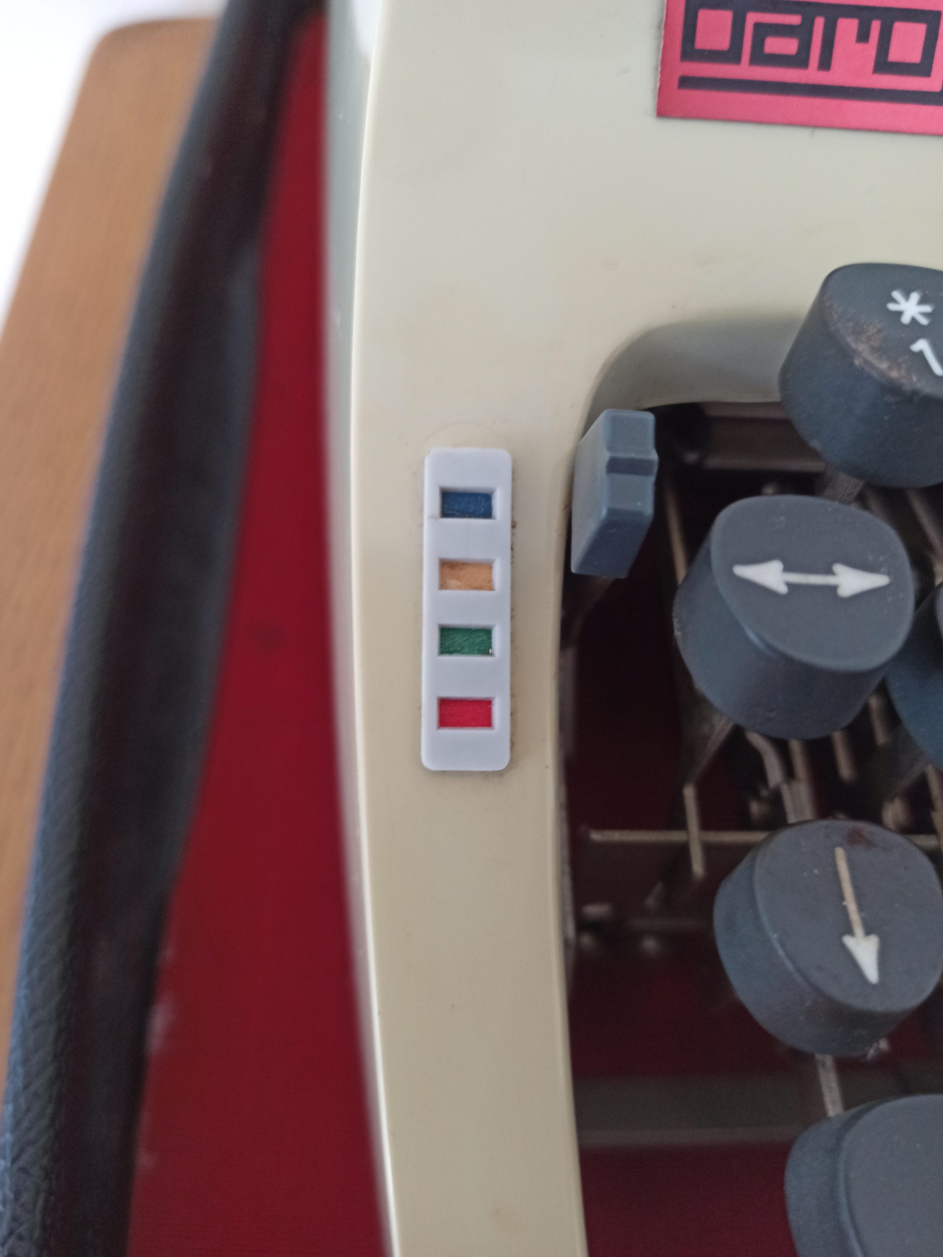 Vintage Daro Erika Typewriter - Image 15