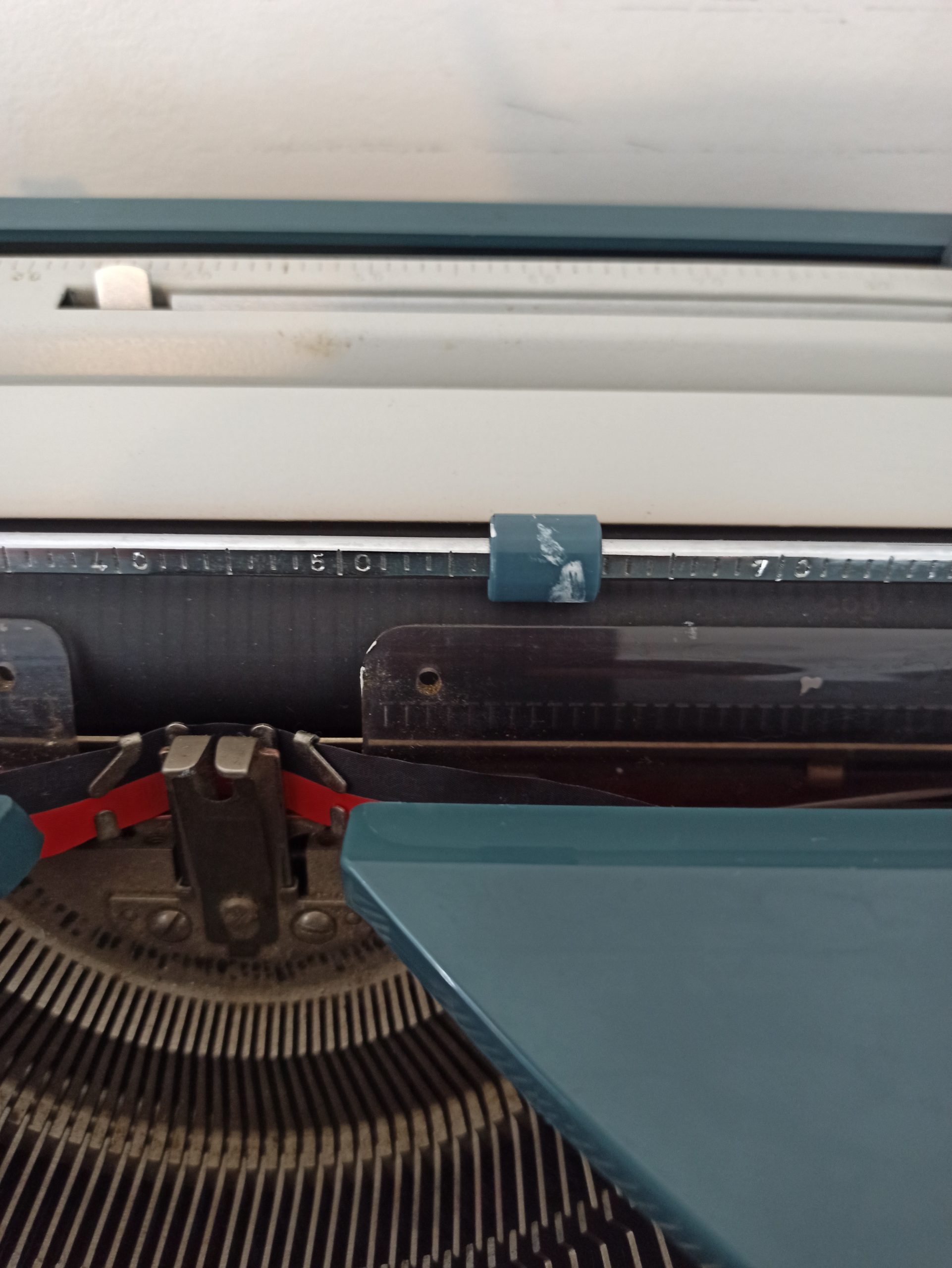 Vintage Daro Erika Typewriter - Image 2