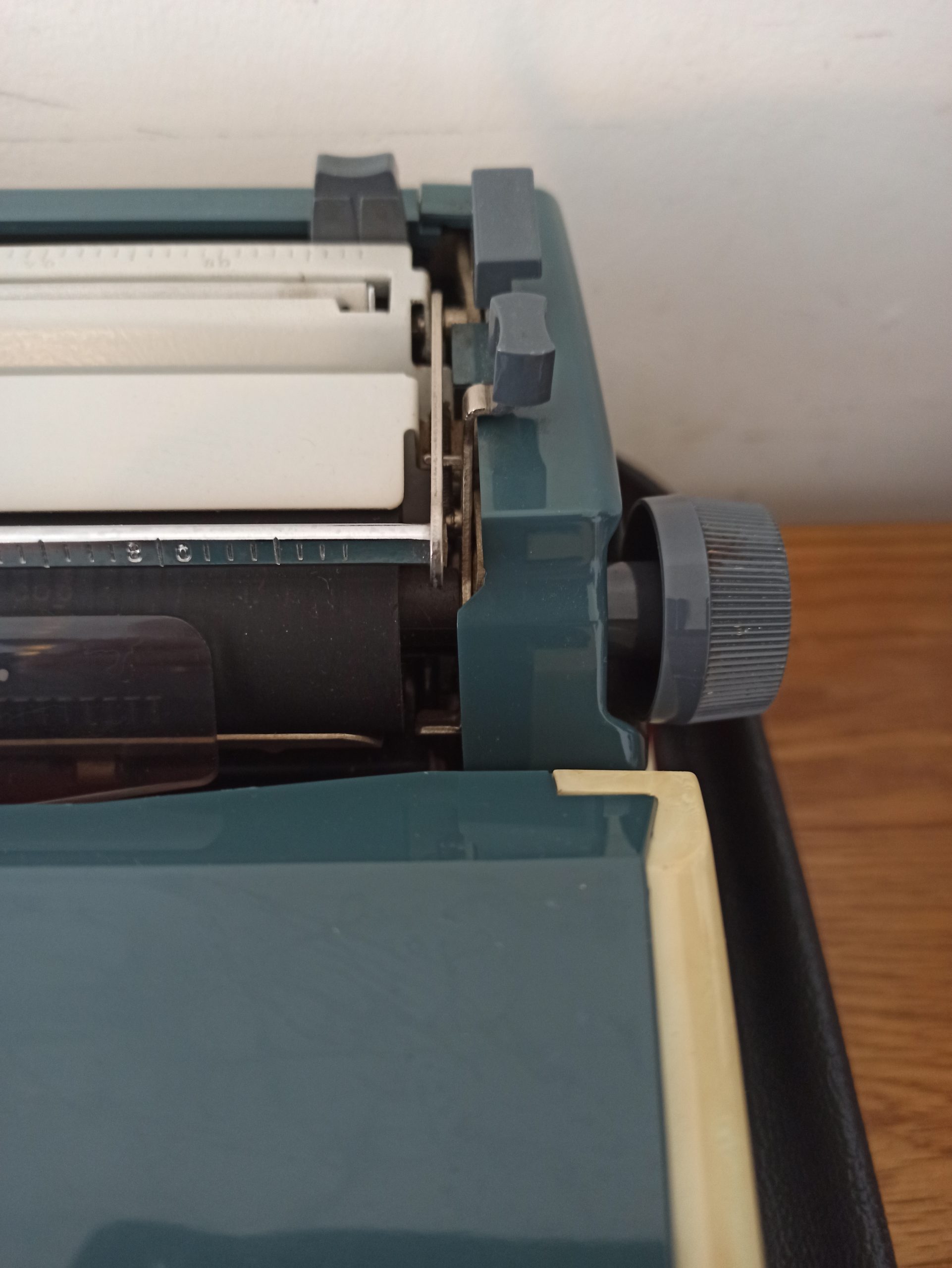 Vintage Daro Erika Typewriter - Image 3