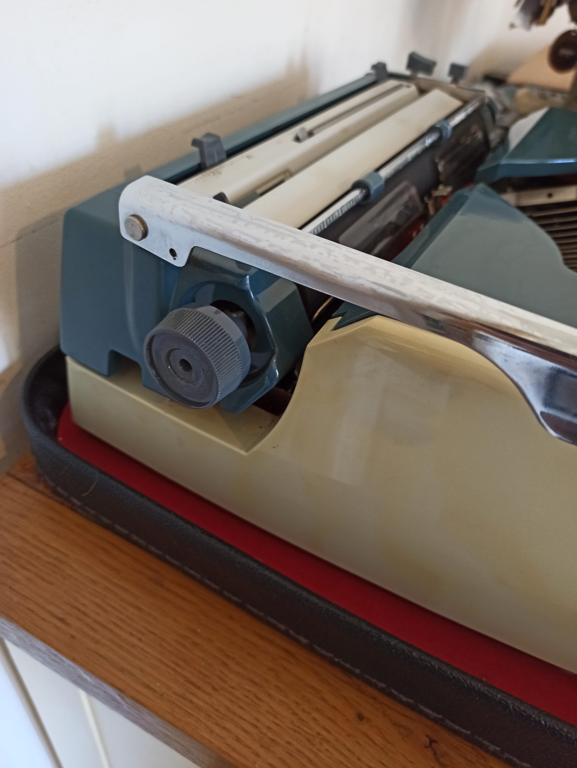 Vintage Daro Erika Typewriter - Image 4