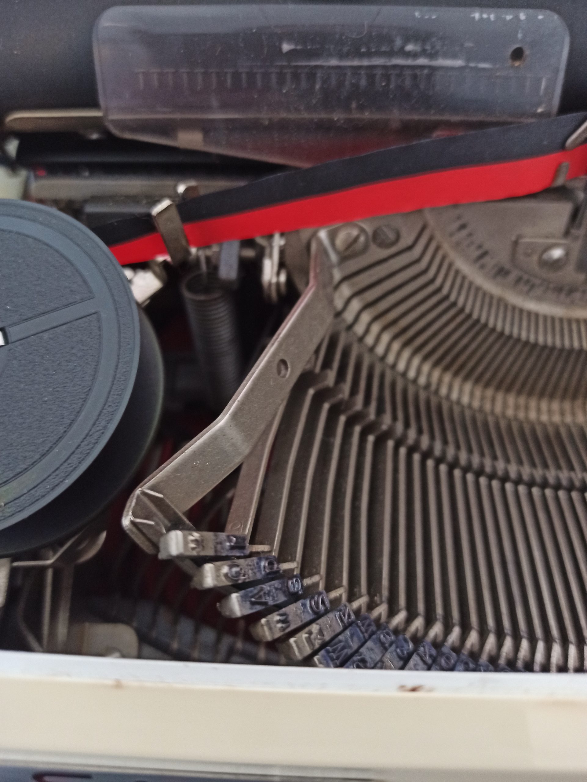 Vintage Daro Erika Typewriter - Image 18