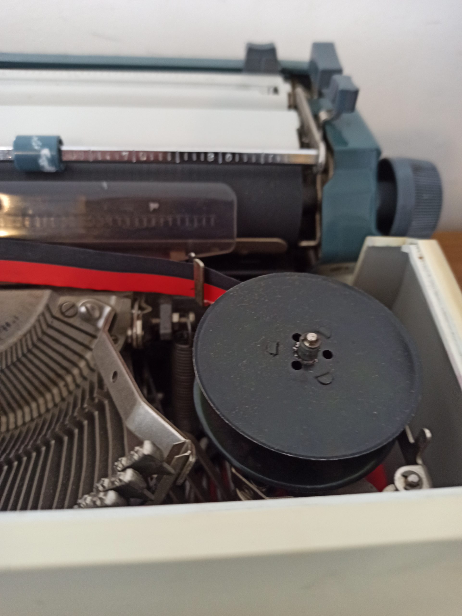 Vintage Daro Erika Typewriter - Image 6