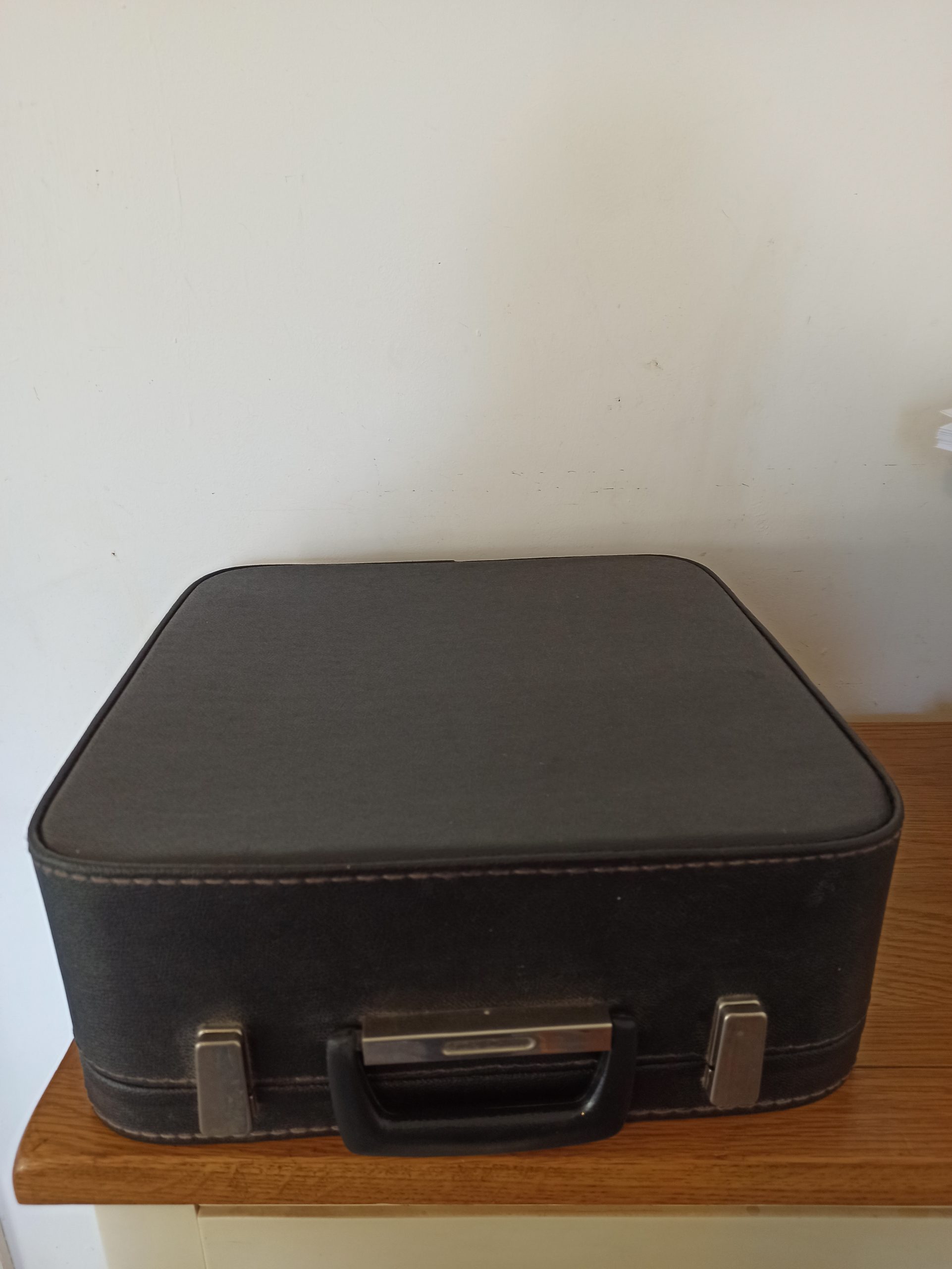 Vintage Daro Erika Typewriter - Image 9