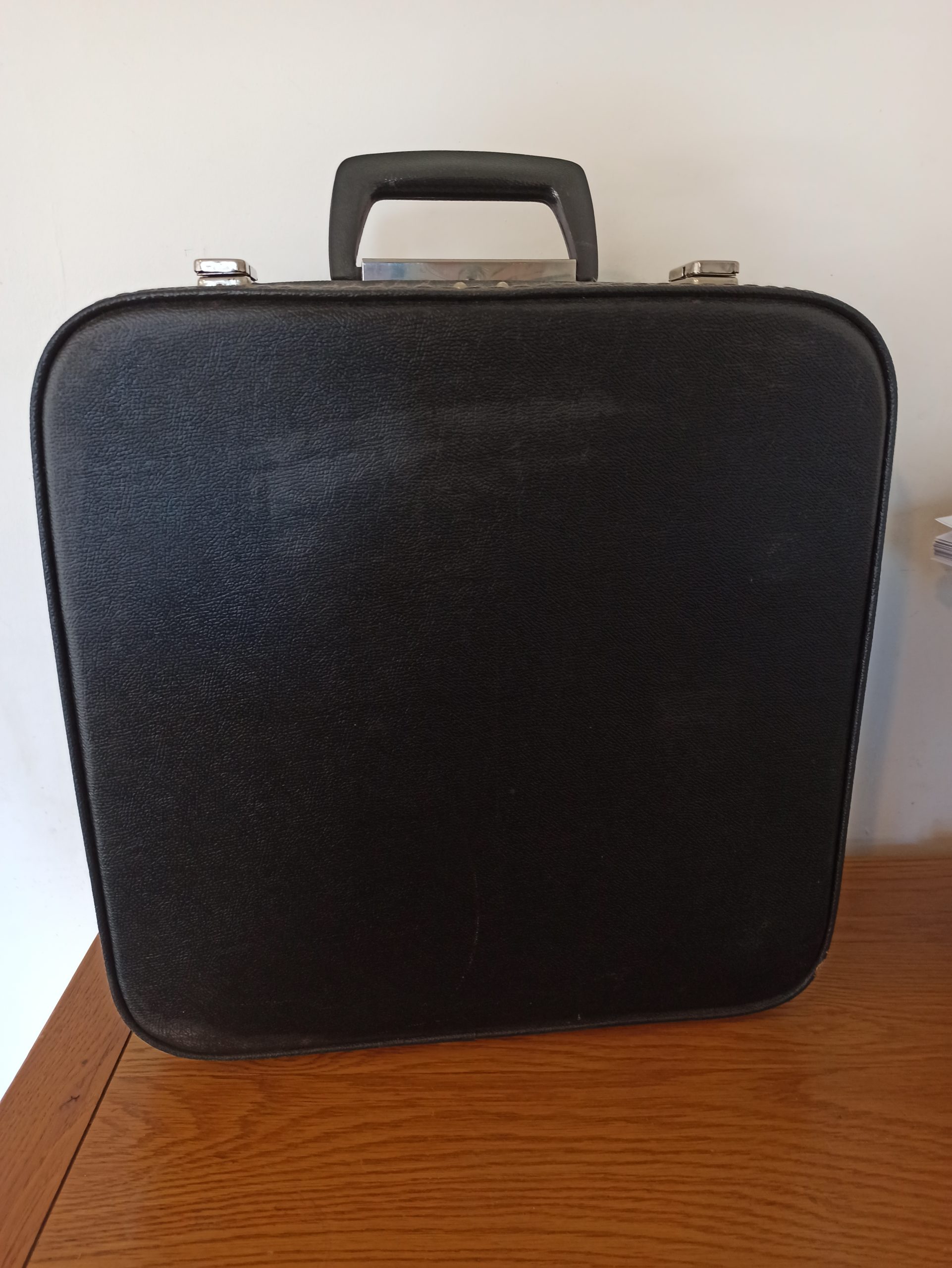Vintage Daro Erika Typewriter - Image 10