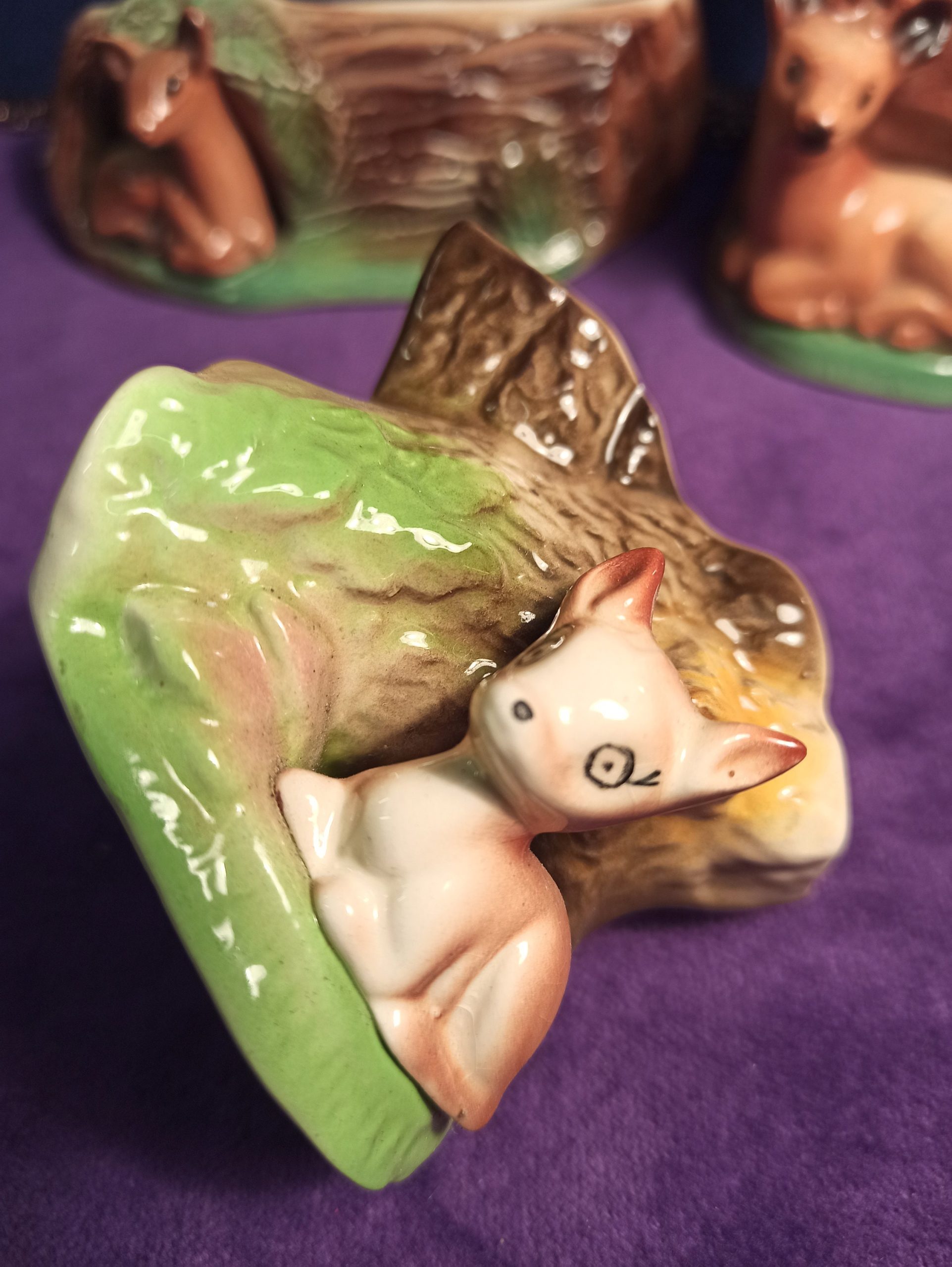 3 Vintage Withersea Posy Vases. Mother Deer and 2 Baby Deer's Sitting by Log. - Image 2