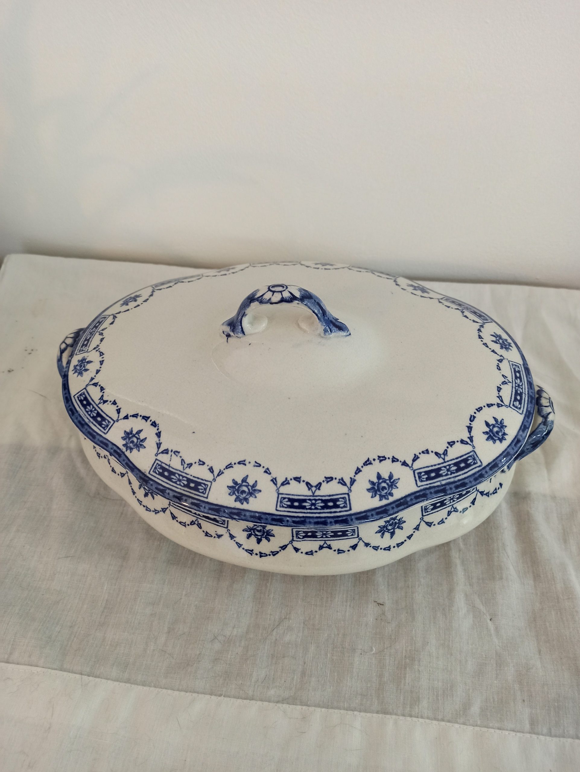 Antique Dinner Serving Set. Blue And White "Aire". Oval Meat Platter, Vegtable Tureen And Gravy/Sauce Boat. - Image 4