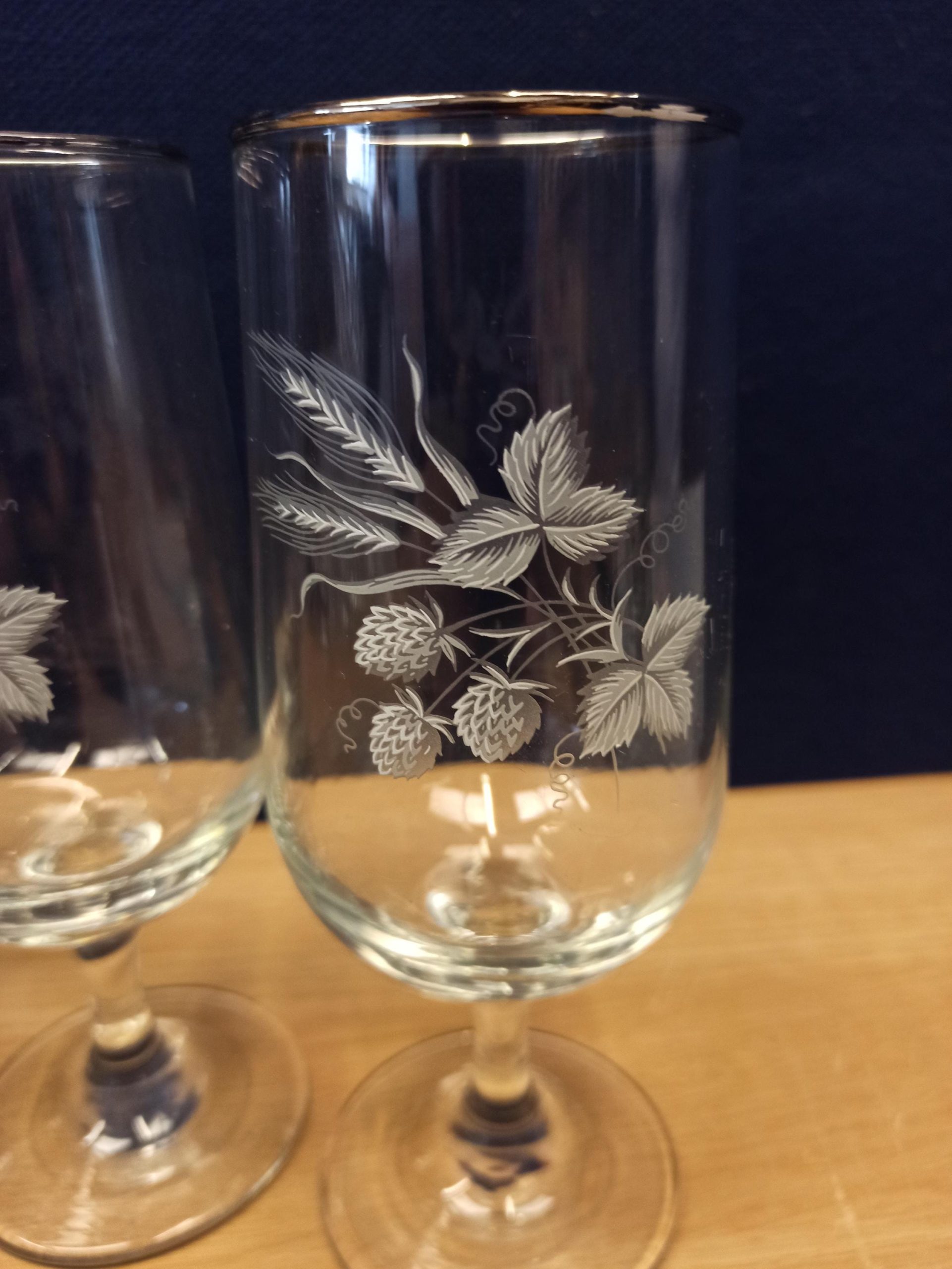 Set of 4 Small White Wine Glasses. Etched Leaf Design. 2 Designs. Vintage. - Image 2
