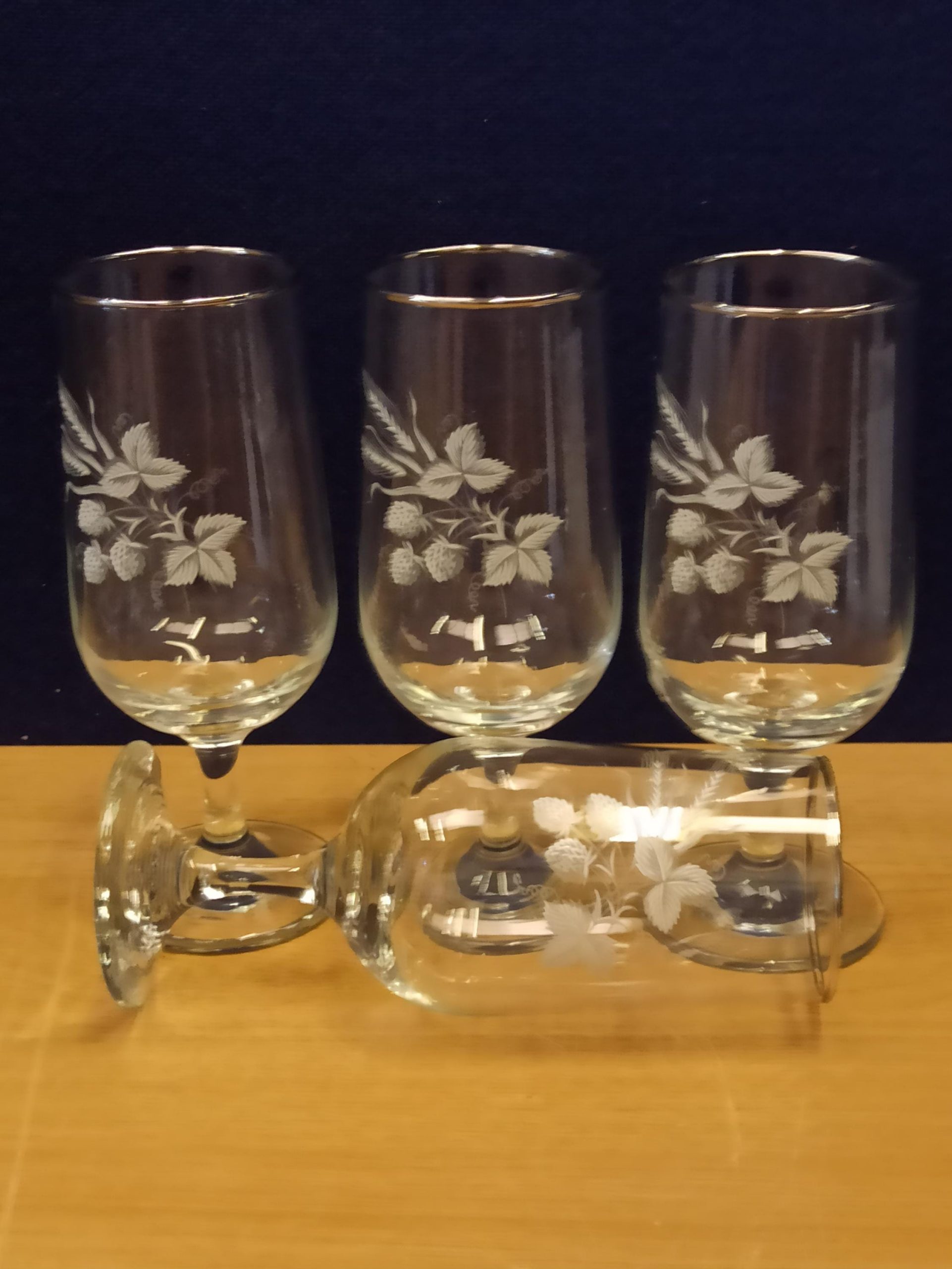 Set of 4 Small White Wine Glasses. Etched Leaf Design. 2 Designs. Vintage. - Image 6