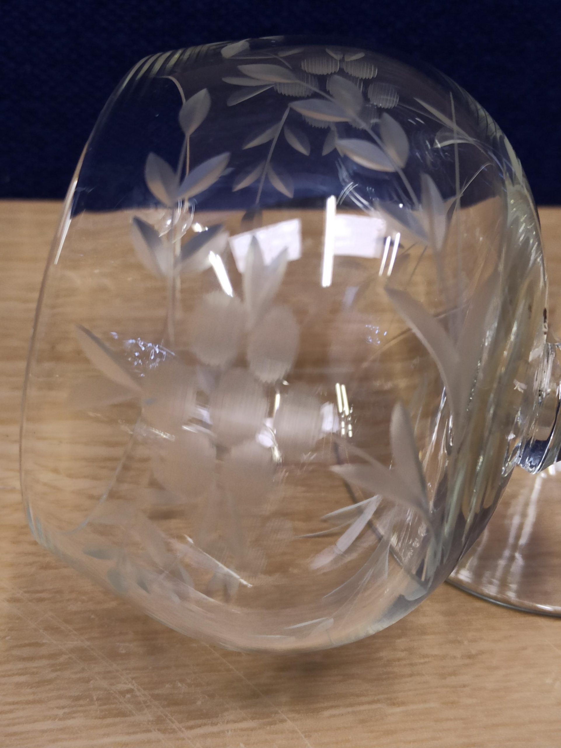 Set of 4 Small White Wine Glasses. Etched Leaf Design. 2 Designs. Vintage. - Image 8