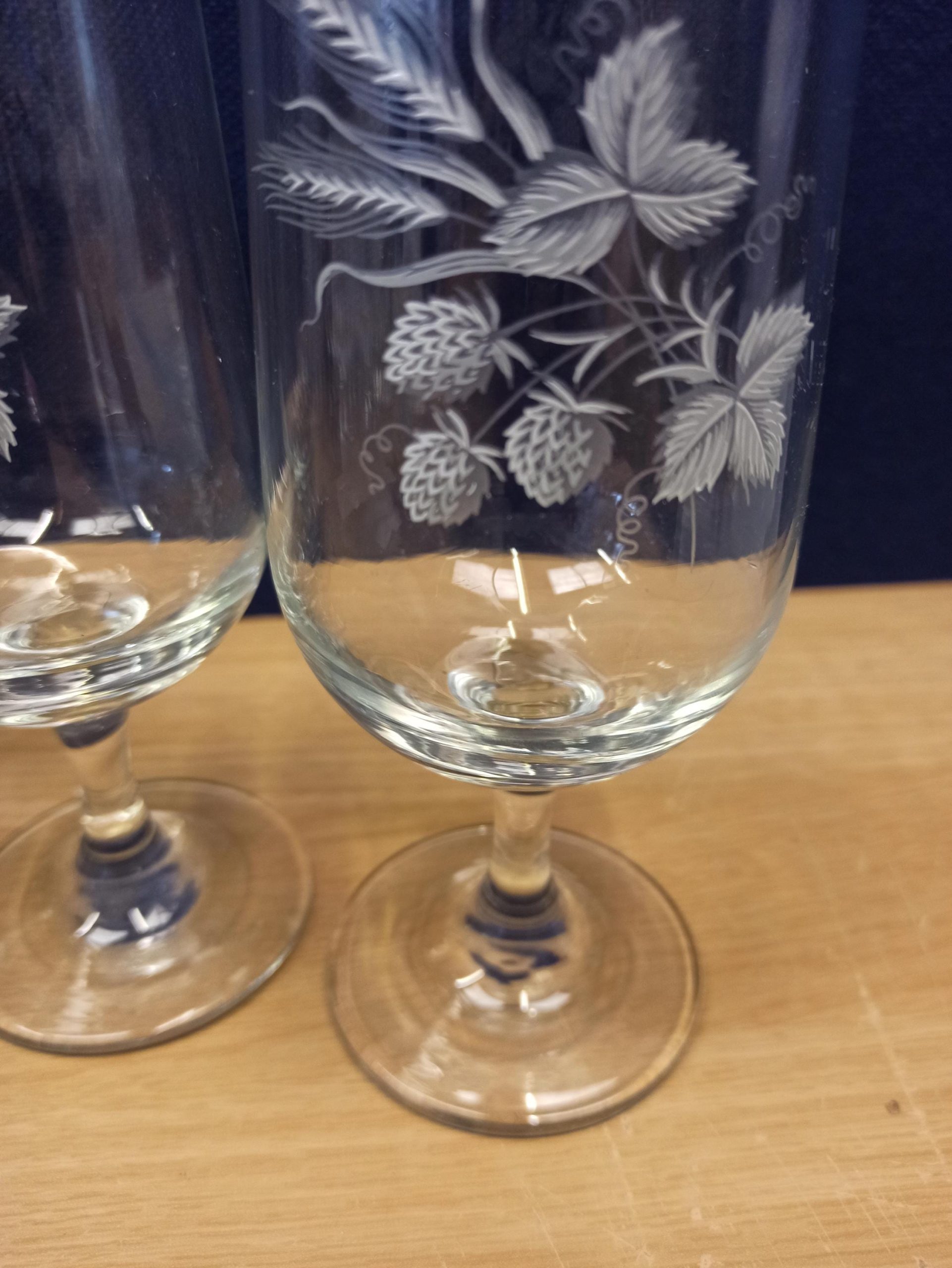 Set of 4 Small White Wine Glasses. Etched Leaf Design. 2 Designs. Vintage. - Image 3