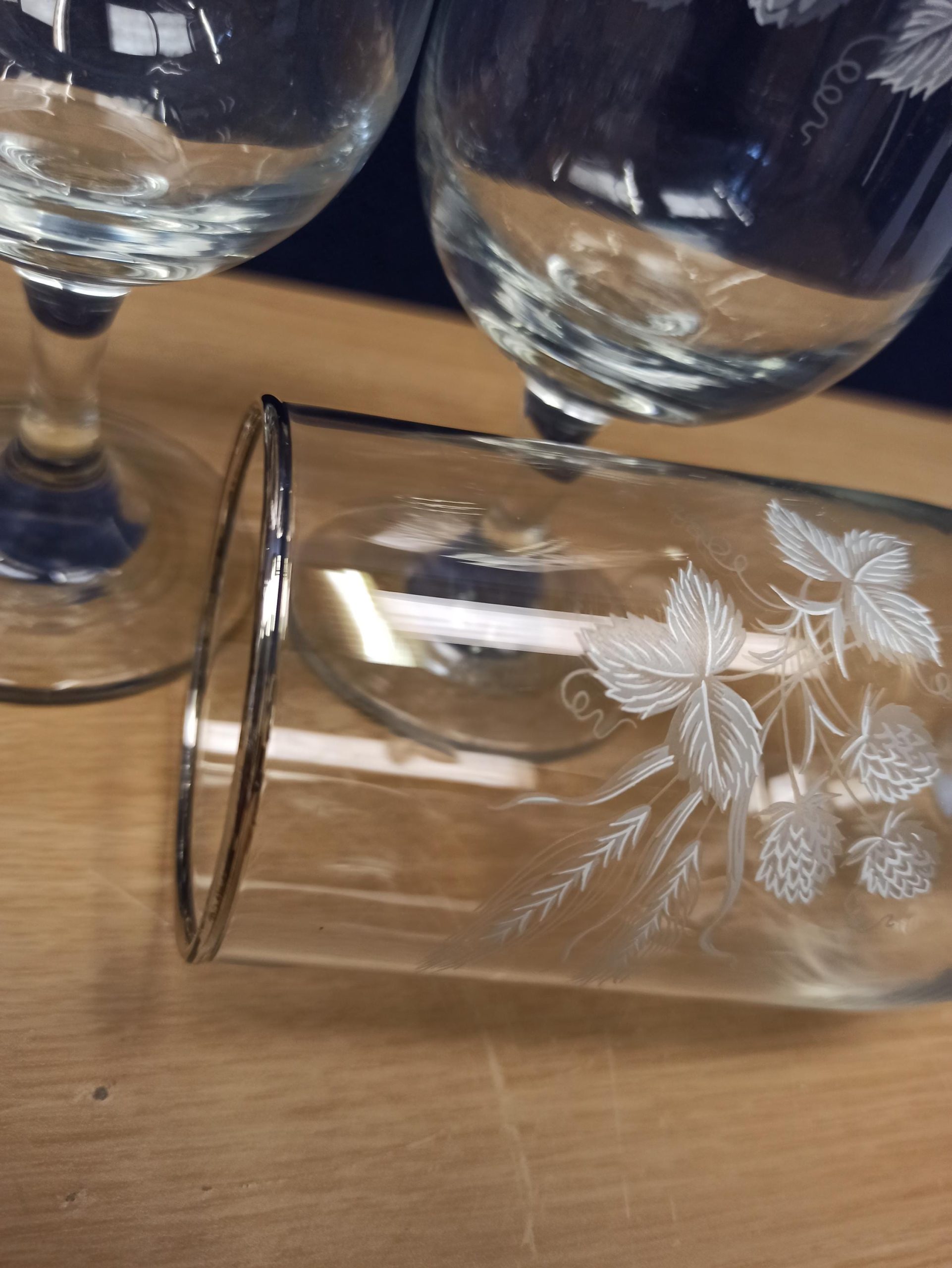 Set of 4 Small White Wine Glasses. Etched Leaf Design. 2 Designs. Vintage. - Image 4
