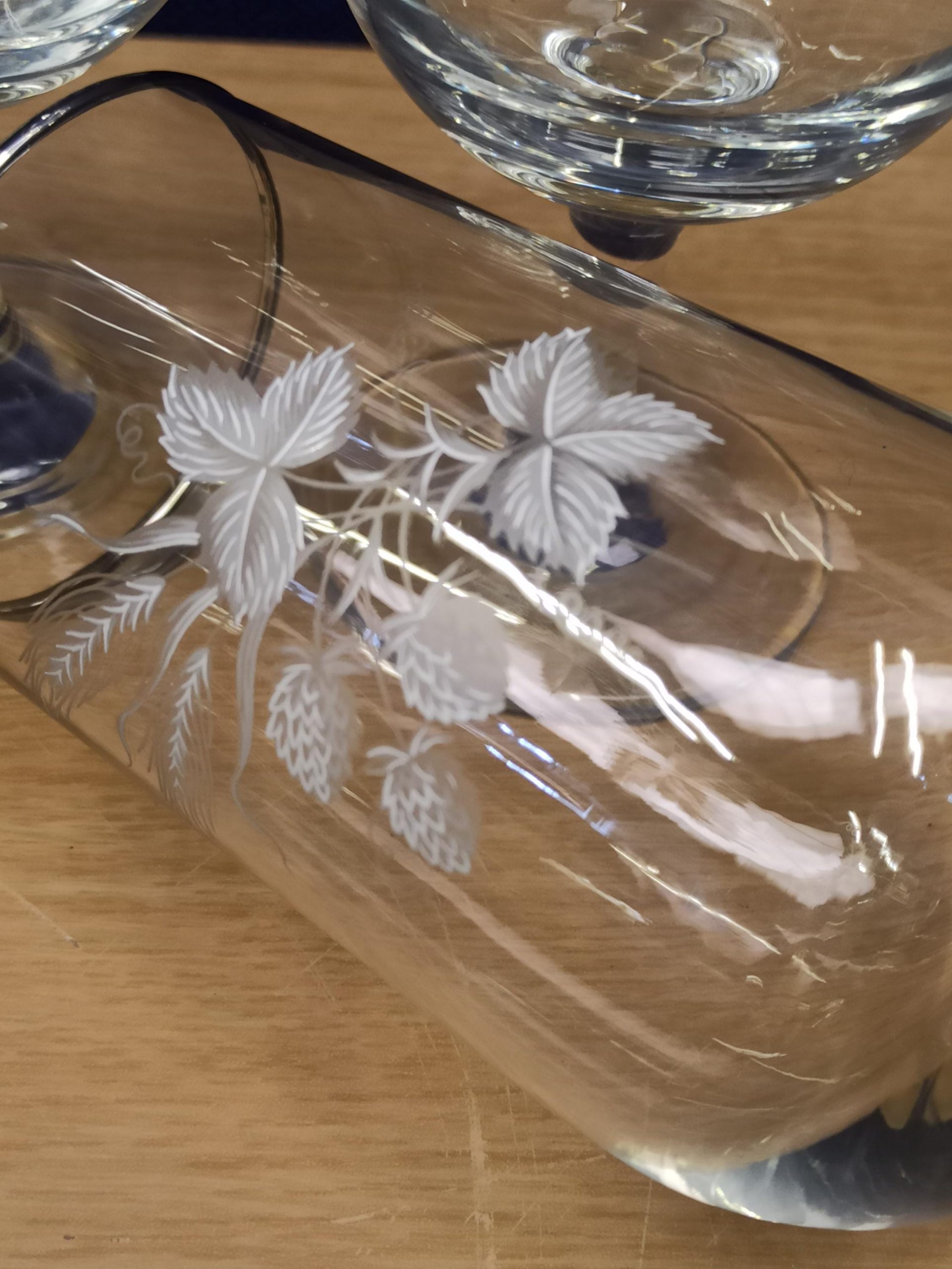 Set of 4 Small White Wine Glasses. Etched Leaf Design. 2 Designs. Vintage. - Image 5