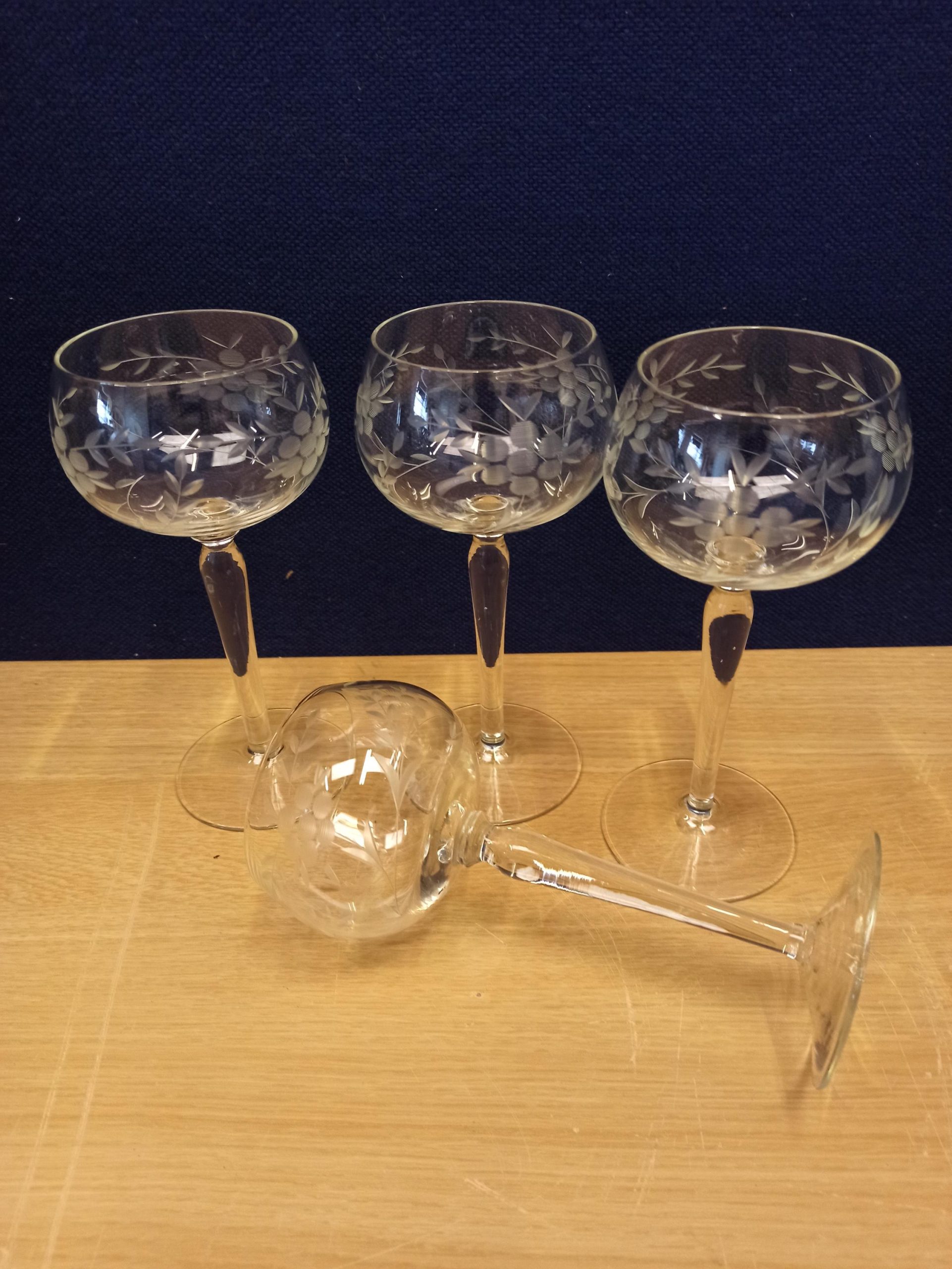Set of 4 Small White Wine Glasses. Etched Leaf Design. 2 Designs. Vintage. - Image 9